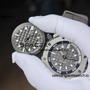 AUDEMARS PIGUET Royal Oak Offshore Submersible 15720, equipped with original grey dial, grey rubber strap, and 4308 integrated movement - Image 4