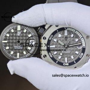 AUDEMARS PIGUET Royal Oak Offshore Submersible 15720, equipped with original grey dial, grey rubber strap, and 4308 integrated movement - Image 5