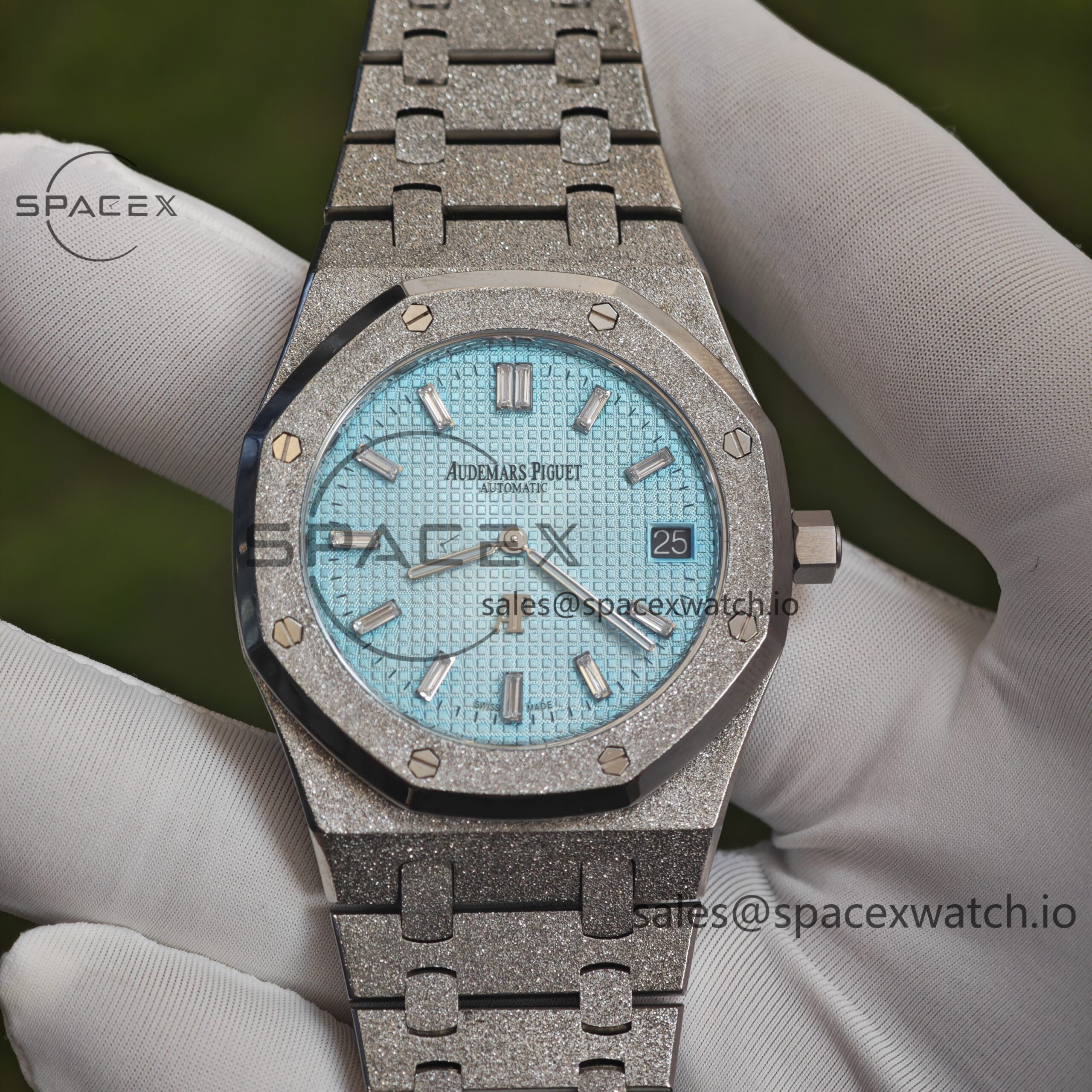 IMG_20250516_184208 AP Royal Oak 39mm Frost Gold 15202, custom imported to replace the ice blue dial and calendar. The entire watch is made of frost gold technology, wrapped in 18K white gold treatment, and equipped with a self-produced 2121 movement - Image 1