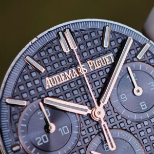 Customized AP Royal Oak Rose Gold 26240, with original data 1:1 customized case and clasp (plated with 18K rose gold), paired with natural black rubber strap, customized top-grade 4401 integrated movement (adjustable weight), customized optimal replacement blue dial, hands, and calendar - Image 4