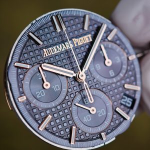 Customized AP Royal Oak Rose Gold 26240, with original data 1:1 customized case and clasp (plated with 18K rose gold), paired with natural black rubber strap, customized top-grade 4401 integrated movement (adjustable weight), customized optimal replacement blue dial, hands, and calendar - Image 5