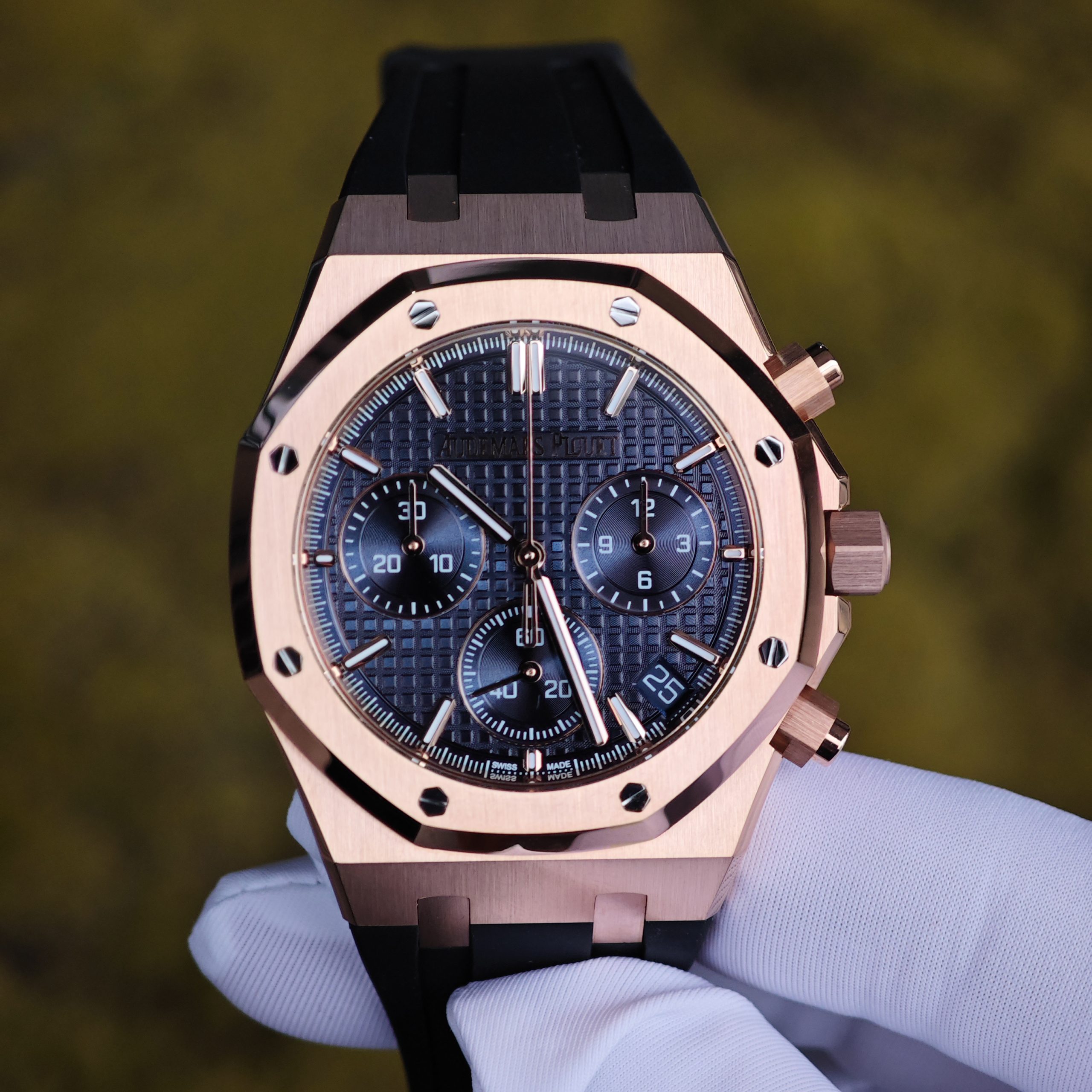 202603 947 Customized AP Royal Oak Rose Gold 26240, with original data 1:1 customized case and clasp (plated with 18K rose gold), paired with natural black rubber strap, customized top-grade 4401 integrated movement (adjustable weight), customized optimal replacement blue dial, hands, and calendar - Image 1